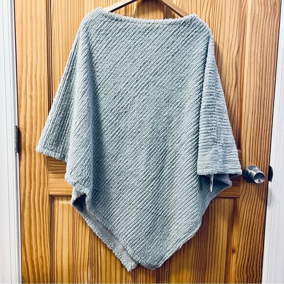 NWT Hadley Wren Grey Lola Mae Fuzzy Poncho One Size - Picture 3 of 7